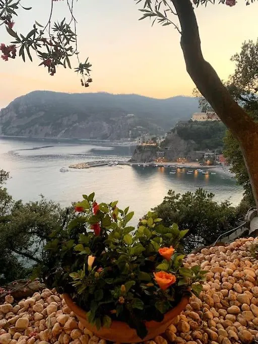 Historic Downtown Home By The Sea With King Bed Monterosso al Mare Włochy